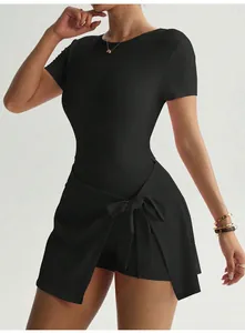 Détail de la barboteuse de tennis noire avec nœud à la taille et manches courtes
