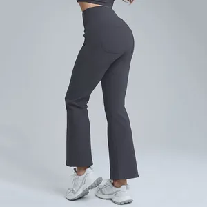 Pantalon de yoga évasé gris anthracite à taille haute avec effet push-up pour le sport.
