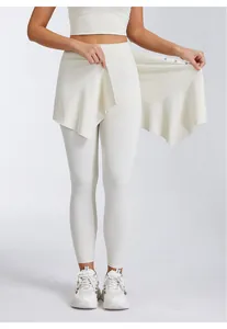 Detailansicht der cremefarbenen Yoga-Leggings mit abnehmbarem, bescheidenem Rock-Overlay