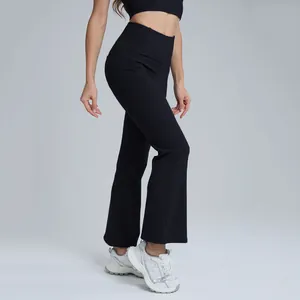 Ensemble de yoga noir à taille haute avec pantalon évasé et haut court pour le sport