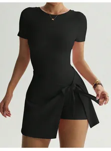 Détail d'un combishort de tennis noir à manches courtes avec taille à nouer