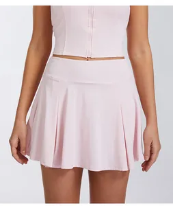 Détail d'une jupe-short de sport plissée rose clair avec taille haute pour le yoga