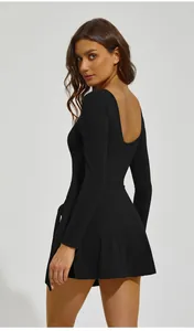 Vue arrière d'une robe de tennis noire à manches longues avec décolleté dans le dos
