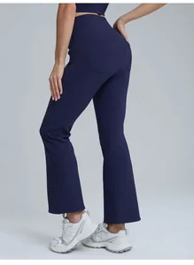 Vue arrière du pantalon de yoga évasé bleu marine à taille haute avec effet galbant
