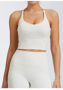 Détail d'un soutien-gorge de sport blanc avec dos croisé et coussinets de poitrine fixes
