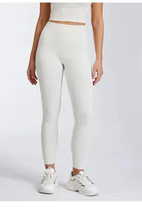 Hoch taillierte, schnell trocknende Yoga-Leggings in Cremeweiß in voller Studioansicht