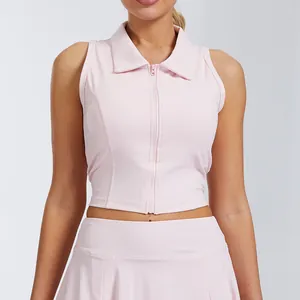 Detalle de camiseta deportiva rosa sin mangas con cuello de cremallera y tejido seco