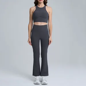 Graues zweiteiliges Yoga-Set mit engem Racerback-Top und hoch taillierter Schlaghose