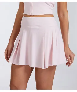 Gros plan d'une jupe de sport rose plissée légère en tissu athlétique respirant à séchage rapide