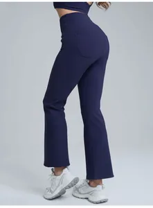 Vue latérale du pantalon de yoga évasé bleu marine à taille haute sculptant