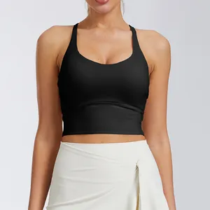 Vue détaillée du soutien-gorge de sport noir avec coussinets fixes et dos croisé.