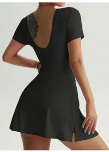 Vue détaillée d'une robe de yoga noire dos nu avec short intégré pour le sport en plein air
