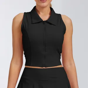 Detalle frontal de un top de tenis negro sin mangas con cuello polo y cremallera
