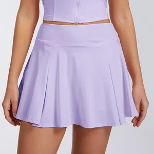 Detalle de una falda pantalón deportiva plisada lavanda de secado rápido para correr y fitness.