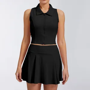 Detalle del conjunto deportivo de polo negro sin mangas con cremallera y falda plisada