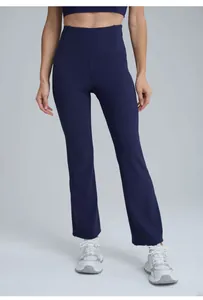 Détail du pantalon de yoga évasé bleu marine à taille haute pour le fitness et danse