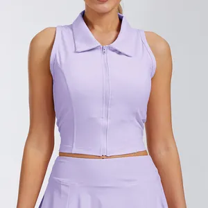 Primer plano de chaleco de tenis lavanda de secado rápido sin mangas con cuello y cremallera