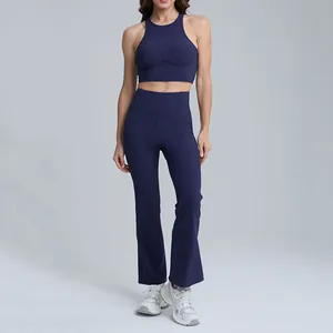 Vollansicht eines navyblauen Yoga-Outfits für Damen mit Schlagleggings und Racerback-Top.