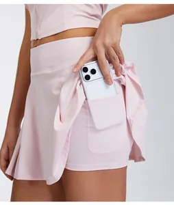 Gros plan sur un skort de sport rose à séchage rapide avec poche latérale pour téléphone