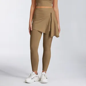 Detailansicht der High-Waist Yoga-Leggings mit abnehmbarem, braunem Wickelrock-Design
