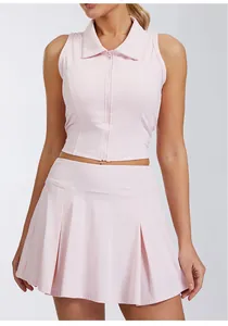 Vista frontal de un conjunto deportivo rosa con polo sin mangas y falda plisada mujer.