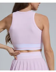 Vista trasera de un top deportivo rosa racerback con falda de tenis plisada a juego.