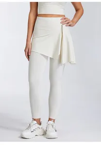 Detailansicht der High-Waist-Yogaleggings mit abnehmbarem, atmungsaktivem Rocküberzug.