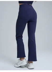 Vue arrière d'un pantalon de yoga évasé bleu marine à taille haute avec effet push-up