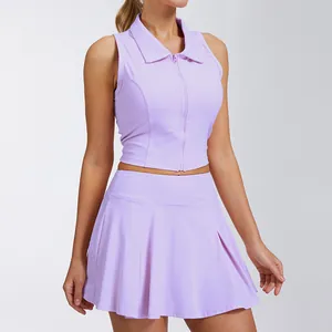 Vista detallada del conjunto de falda de tenis púrpura con polo con cremallera