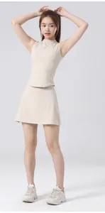 Vista completa del conjunto de falda de tenis beige para mujer con diseño transpirable