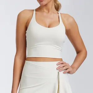 Gros plan d'un soutien-gorge de sport blanc rembourré avec tissu lisse et ajusté