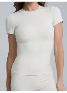 Dettaglio di un top da yoga a maniche corte aderente color crema per donne attive.
