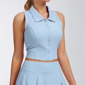 Primer plano de un top de tenis sin mangas azul claro con cuello de solapa y cremallera.