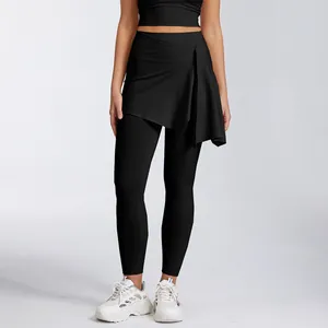 Detailansicht der schwarzen High-Waist-Yogahose mit abnehmbarem Hüftrock-Aufsatz