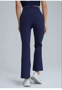 Vue arrière d'un pantalon de yoga évasé bleu marine à taille haute avec poches pour femmes