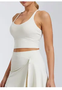 Vue détaillée d'un soutien-gorge de yoga blanc à dos croisé avec jupe assortie