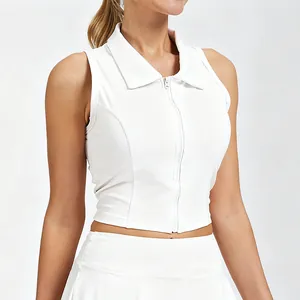 Primer plano del top deportivo polo blanco sin mangas con detalle de cremallera frontal