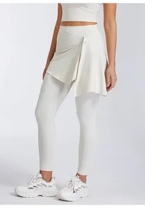 Detailansicht von hochtaillierten Yoga-Leggings mit abnehmbarem hüftbedeckendem Rock.