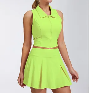 Detalle del top polo sin mangas verde neón y del conjunto de falda deportiva plisada