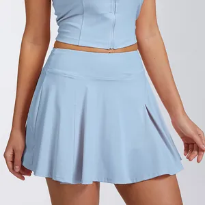 Vista detallada del dobladillo plisado y la cintura alta de esta falda-pantalón deportiva