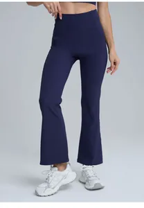 Détail d'un pantalon de yoga évasé bleu marine à taille haute pour femme en tissu respirant