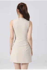 Vista trasera de un conjunto de falda de tenis beige para mujer con top sin mangas