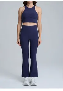 Detailansicht eines dunkelblauen Yoga-Sets mit Schlaghose und bauchfreiem Sport-Top