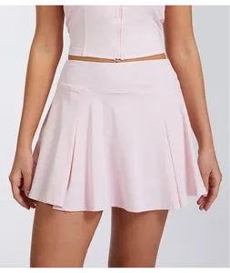 Vue détaillée d'une jupe de sport plissée rose clair en tissu respirant à séchage rapide.