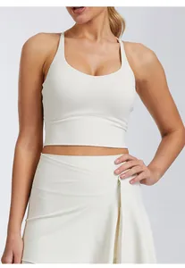 Détail de face d'un soutien-gorge de yoga rembourré crème avec une jupe de sport assortie