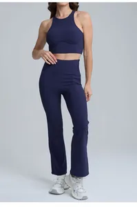 Gesamtansicht des marineblauen High-Waist-Yoga-Sets mit Schlaghose und Sport-BH-Top