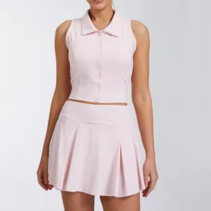 Vista detallada del conjunto rosa de top sin mangas con cremallera y falda plisada