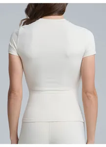Vista posteriore di t-shirt da yoga slim fit color crema a maniche corte