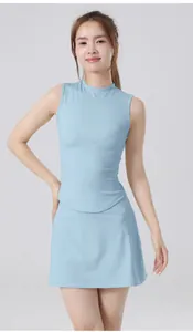 Detalle de un conjunto de tenis azul claro de secado rápido con falda y top
