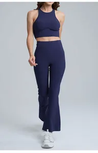 Vorderansicht des marineblauen Yoga-Sets mit Racerback-BH und Schlaghose mit hoher Taille.